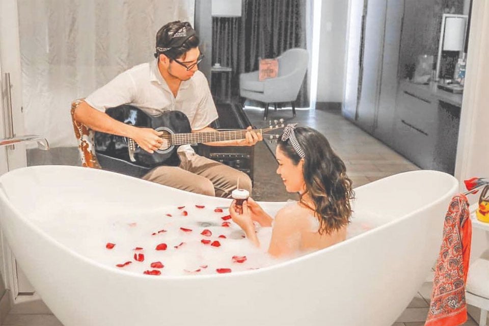 Archer Napa bathtub with rose petals